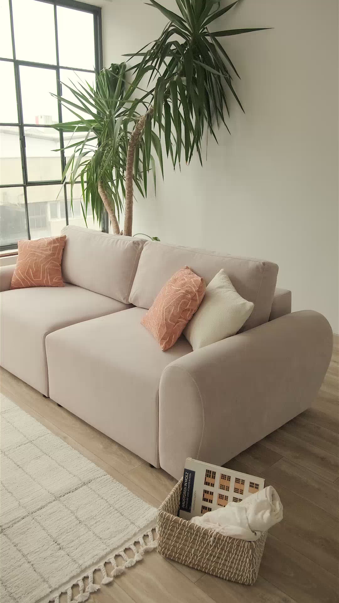 videosofa3_cf1275ee-b5ec-4aaf-a841-995a4401d0ea